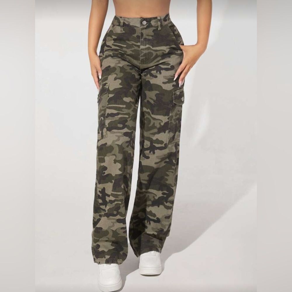SHEIN PETITE Camo Print Flap Pocket Cargo Jeans. Petite Medium